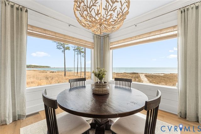 147 Galway Bay Ln, Kilmarnock, VA 22482