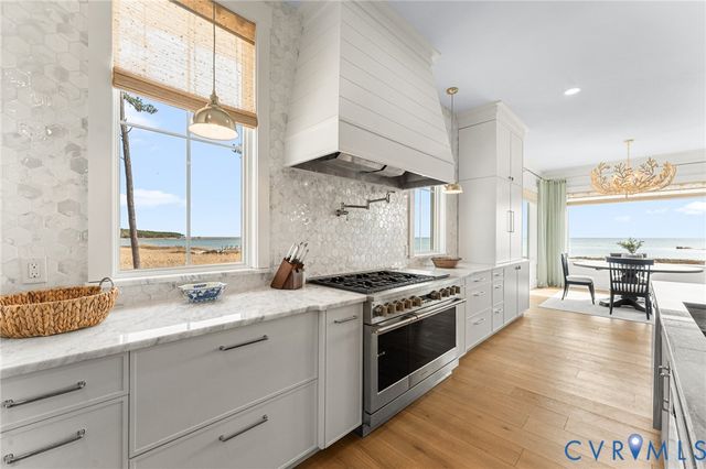 147 Galway Bay Ln, Kilmarnock, VA 22482