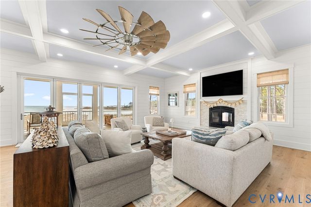 147 Galway Bay Ln, Kilmarnock, VA 22482