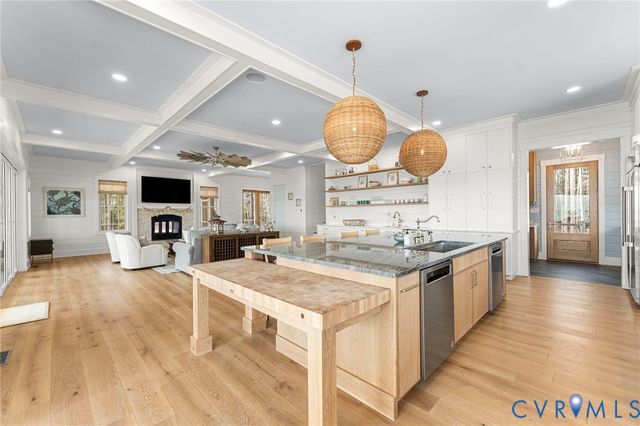 147 Galway Bay Ln, Kilmarnock, VA 22482