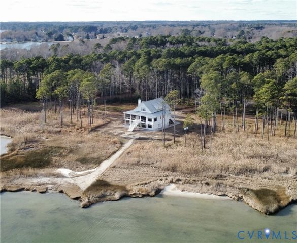 147 Galway Bay Ln, Kilmarnock, VA 22482