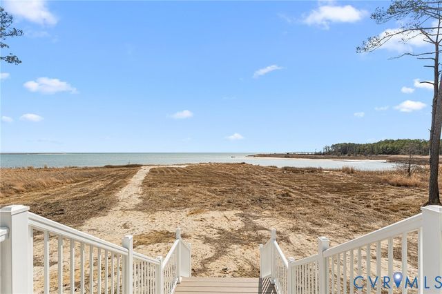 147 Galway Bay Ln, Kilmarnock, VA 22482