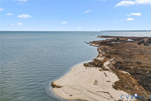 147 Galway Bay Ln, Kilmarnock, VA 22482