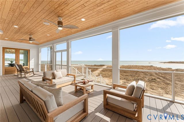 147 Galway Bay Ln, Kilmarnock, VA 22482