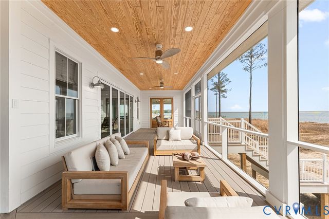 147 Galway Bay Ln, Kilmarnock, VA 22482