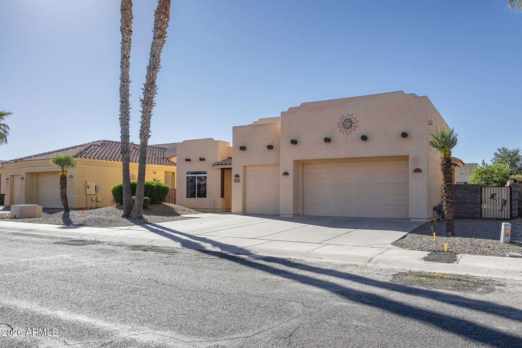 Image 3 of property listing at 923 W CROOKED STICK Drive, Casa Grande, AZ 85122