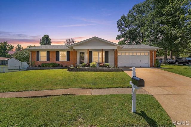 6339 Treehouse Trail, St Louis, MO 63129