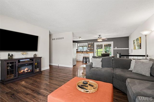 6339 Treehouse Trail, St Louis, MO 63129