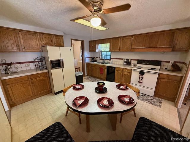 3072 E Bay Drive, Fenton, MI 48430