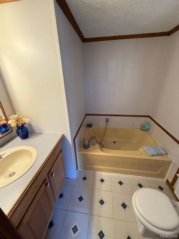 3072 E Bay Drive, Fenton, MI 48430