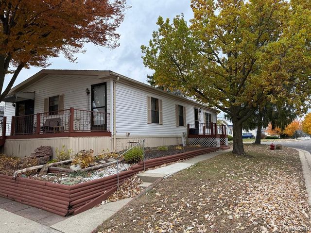 3072 E Bay Drive, Fenton, MI 48430