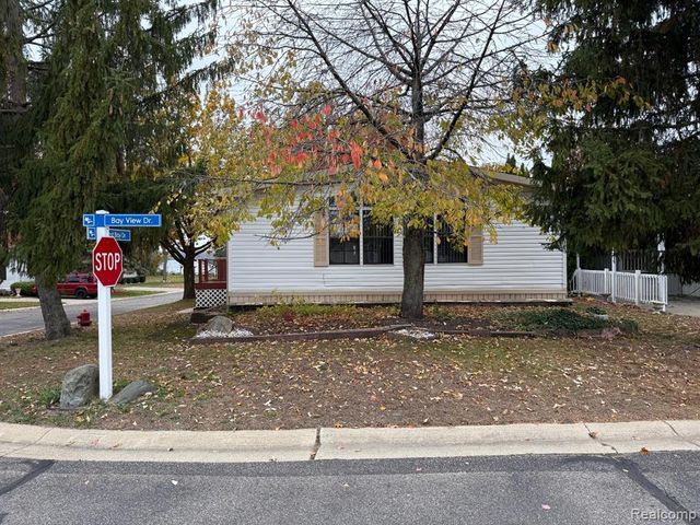 3072 E Bay Drive, Fenton, MI 48430