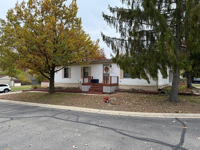 3072 E Bay Drive, Fenton, MI 48430