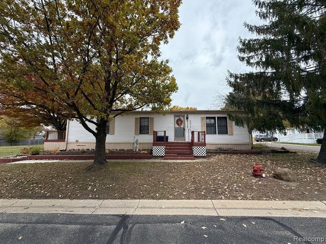 3072 E Bay Drive, Fenton, MI 48430