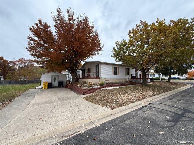 3072 E Bay Drive, Fenton, MI 48430