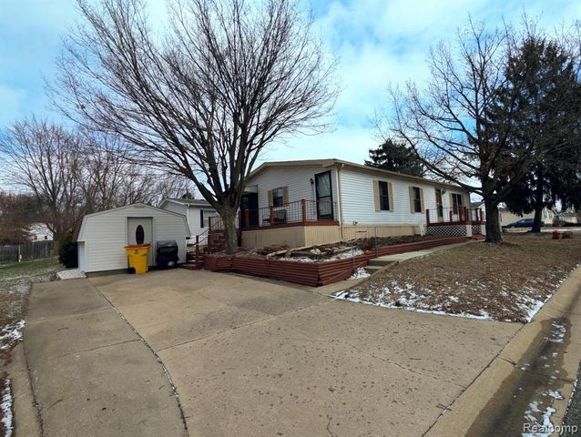 3072 E Bay Drive, Fenton, MI 48430