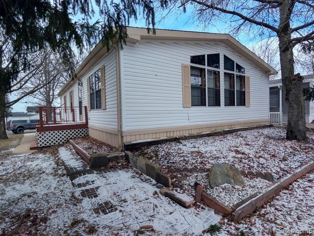 3072 E Bay Drive, Fenton, MI 48430