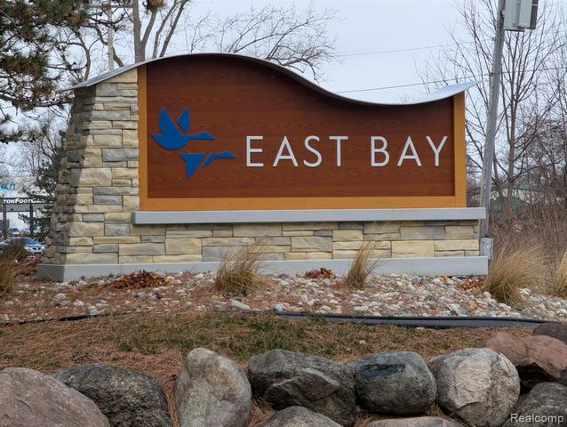 3072 E Bay Drive, Fenton, MI 48430