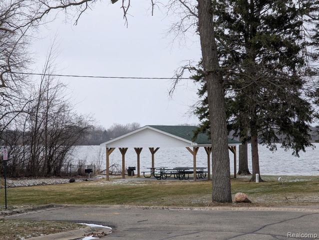 3072 E Bay Drive, Fenton, MI 48430