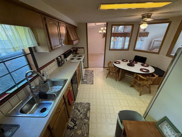 3072 E Bay Drive, Fenton, MI 48430