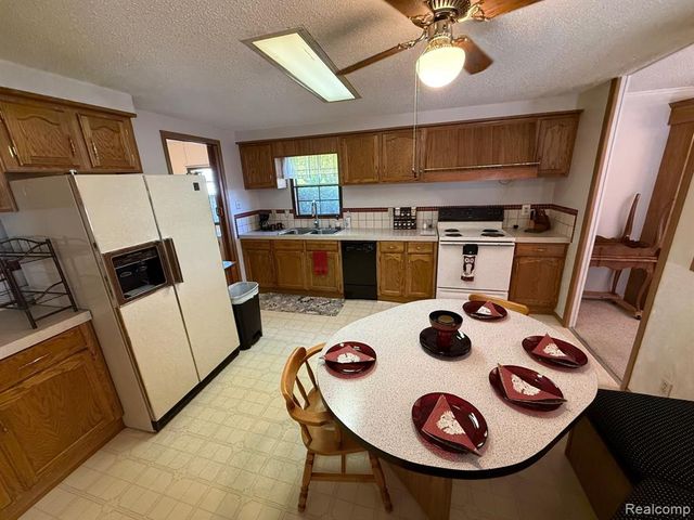 3072 E Bay Drive, Fenton, MI 48430