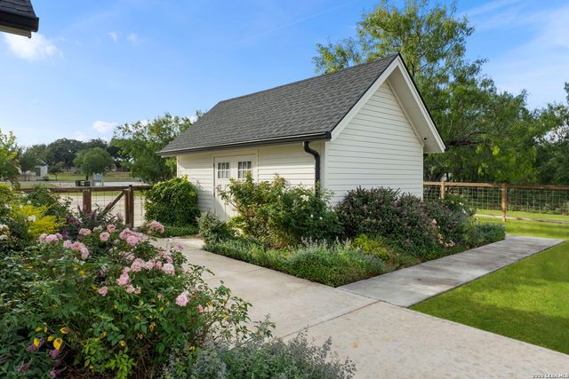 807 WADE RD, New Braunfels, TX 78132