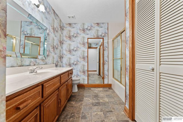 20605 Meadow Ridge Drive, Springfield, NE 68059