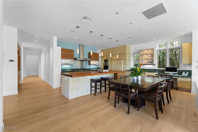 2205 Beacon LN, Naples, FL 34103