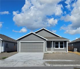 13270 Silverado Dr, Robstown, TX 78380