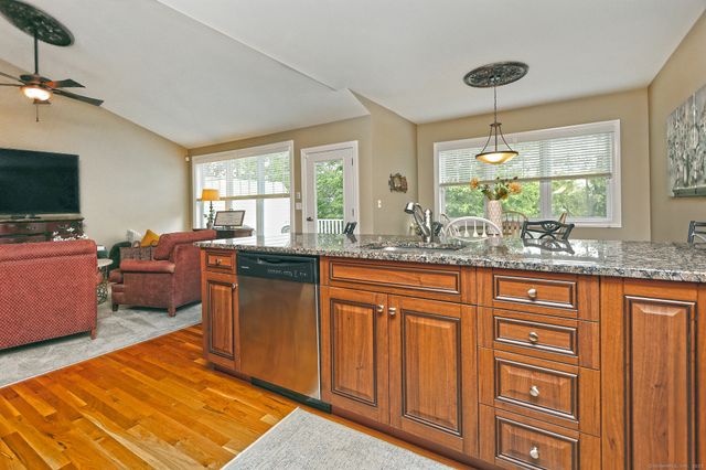 160 Kyles Way 160, Shelton, CT 06484