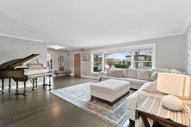 9212 S Komensky Avenue, Oak Lawn, IL 60453