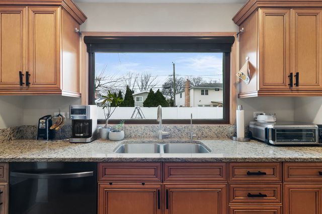 9212 S Komensky Avenue, Oak Lawn, IL 60453