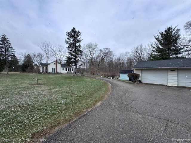 2021 W Rose Center Road, Holly, MI 48442