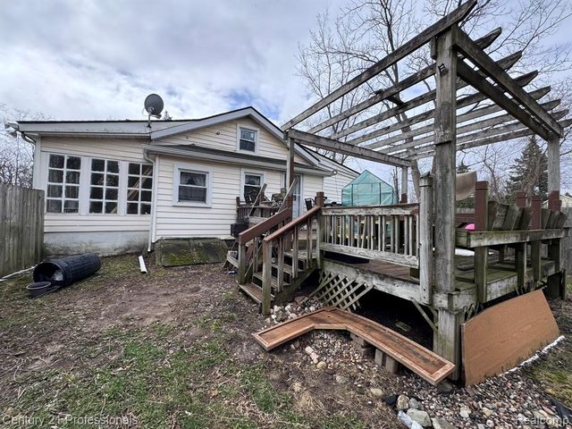 2021 W Rose Center Road, Holly, MI 48442