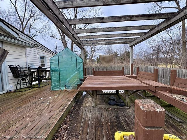 2021 W Rose Center Road, Holly, MI 48442