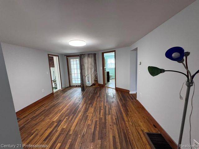 2021 W Rose Center Road, Holly, MI 48442