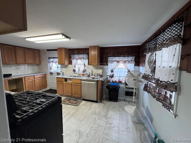2021 W Rose Center Road, Holly, MI 48442
