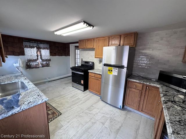 2021 W Rose Center Road, Holly, MI 48442