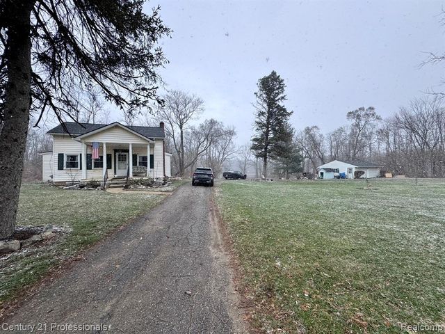 2021 W Rose Center Road, Holly, MI 48442