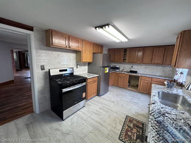 2021 W Rose Center Road, Holly, MI 48442