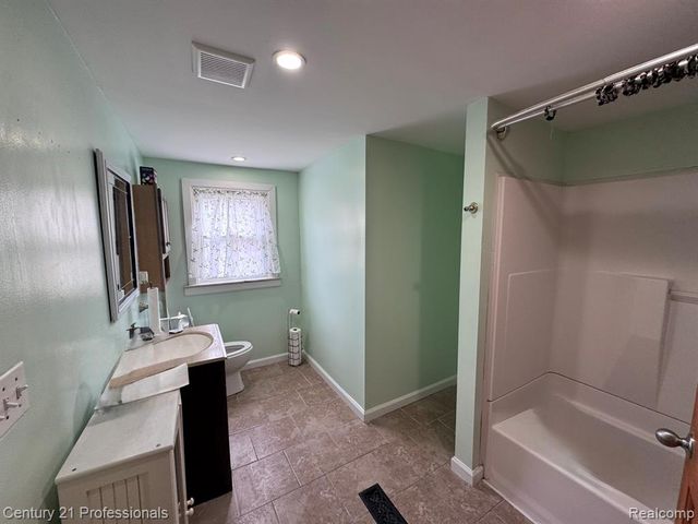2021 W Rose Center Road, Holly, MI 48442