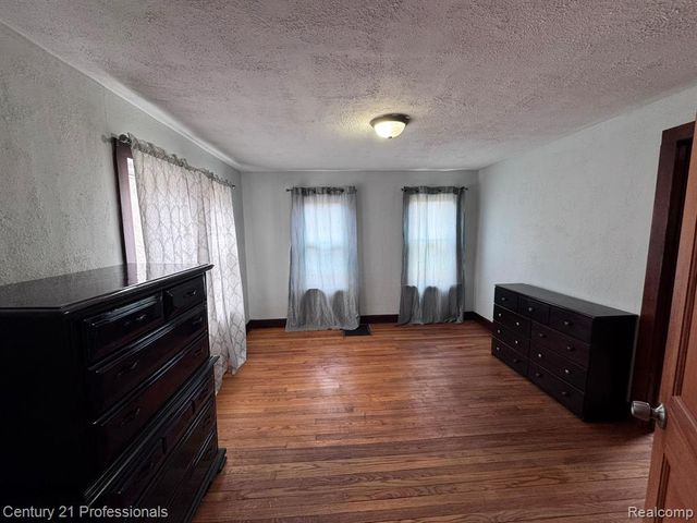 2021 W Rose Center Road, Holly, MI 48442
