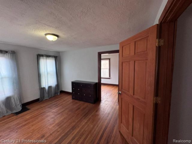 2021 W Rose Center Road, Holly, MI 48442