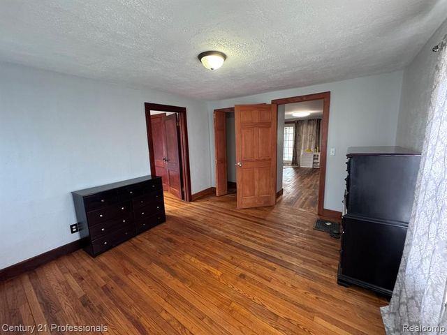 2021 W Rose Center Road, Holly, MI 48442