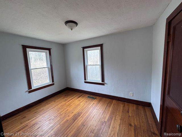 2021 W Rose Center Road, Holly, MI 48442