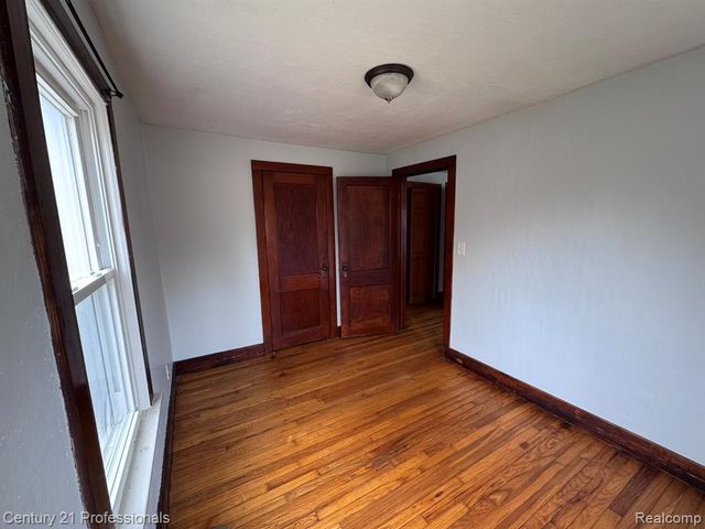 2021 W Rose Center Road, Holly, MI 48442
