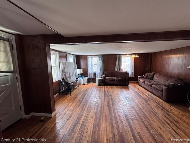 2021 W Rose Center Road, Holly, MI 48442
