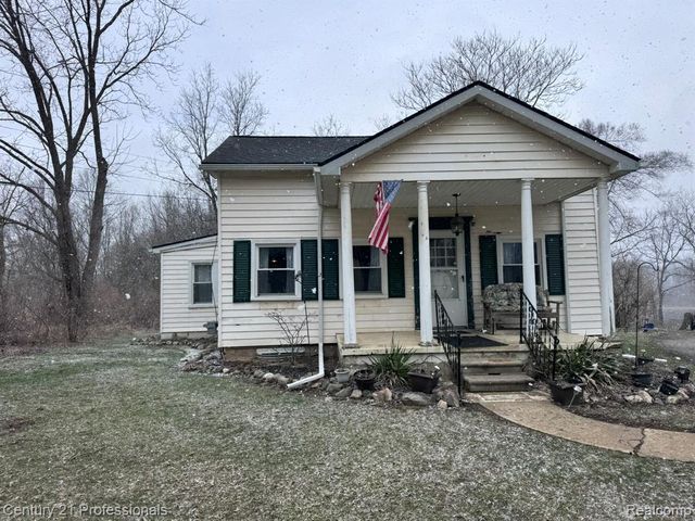 2021 W Rose Center Road, Holly, MI 48442