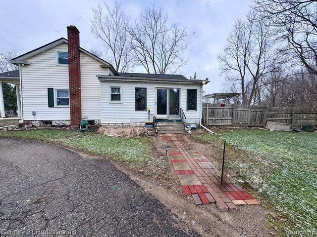 2021 W Rose Center Road, Holly, MI 48442