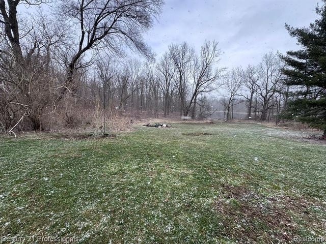 2021 W Rose Center Road, Holly, MI 48442